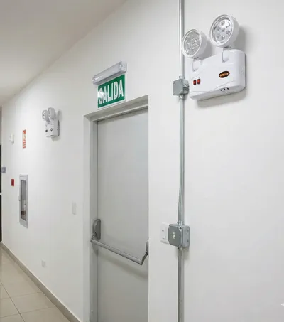 Iluminación de Emergencia y Señalética