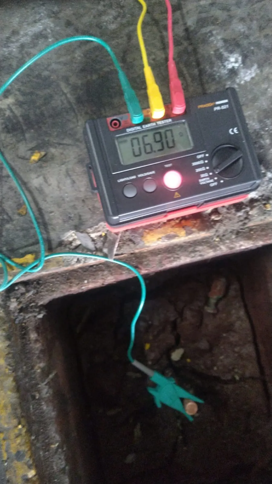 Mantenimiento de pozo a tierra con teluómetro